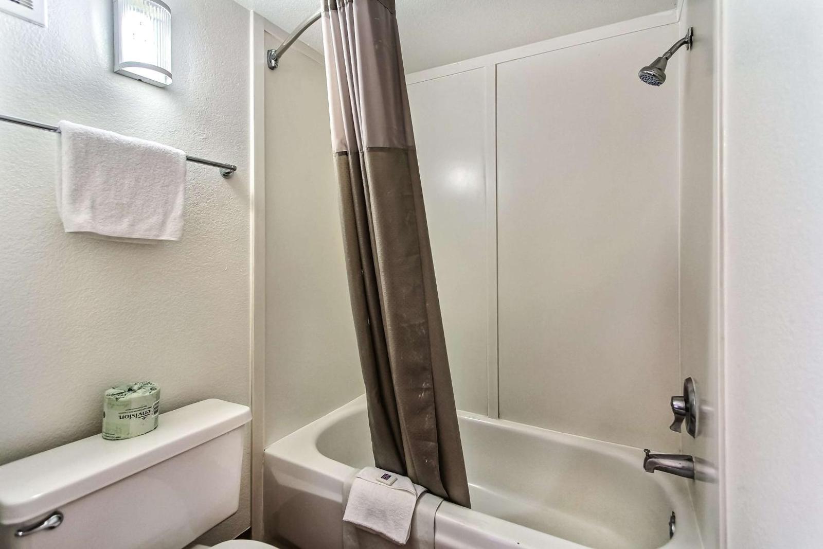 Motel 6-Salinas, CA - North Monterey Area
